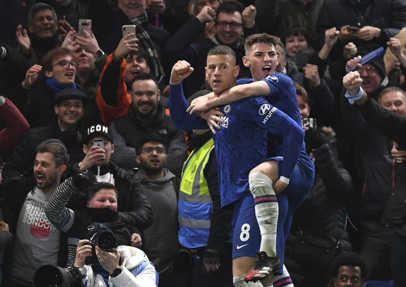 Gelandang Chelsea, Ross Barkley (kiri) merayakang gol ke gawang Liverpool pada laga Piala FA di Stamford Bridge, Rabu (4/3). Chelsea menang 2-0.