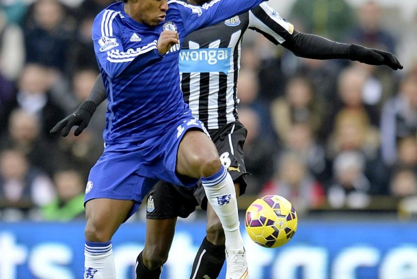 Gelandang Chelsea Willian berebut bola dengan pemain Newcastle.