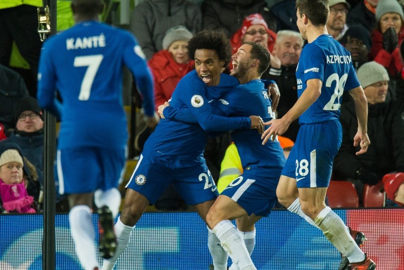 Gelandang Chelsea, Willian (kedua kanan) merayakan gol bersama rekannya pada laga Liga Primer melawan Liverpool di Anfield, Ahad (26/11) dini hari WIB. Laga berakhir imbang 1-1.