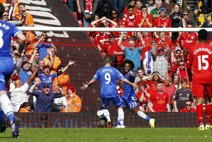 Gelandang Chelsea, Willian, merayakan golnya ke gawang Liverpool bersama rekan setimnya, Fernando Torres. Chelsea mengalahkan Liverpool di Anfield, Ahad (27/4) malam WIB.