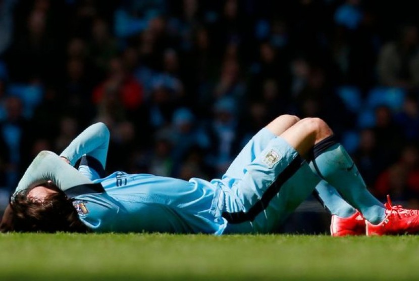 Gelandang David Silva terkapar di lapangan.