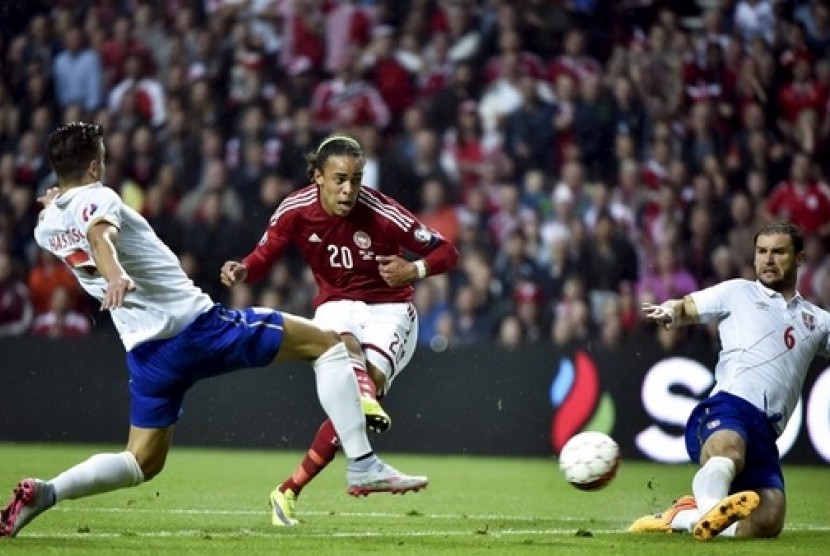 Gelandang Denmark Yussuf Poulsen (tengah) mencetak gol ke gawang Serbia.