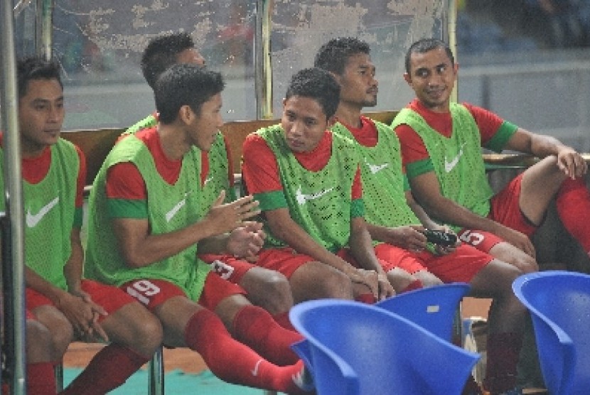 Gelandang Evan Dimas berada di bangku cadangan saat pertandingan ujicoba timnas Indonesia melawan Suriah di Gelora Bung Karno, Jakarta, Sabtu (15/11).