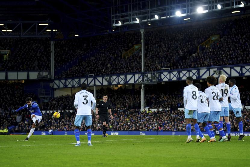 Gelandang Everton Andre Gomes mencetak gol ke gawang Crystal Palace di Piala FA lewat tendangan bebas.