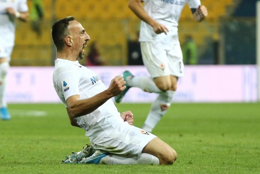 Gelandang Fiorentina, Franck Ribery merayakan gol ke gawang Atalanta pada laga Serie A, Senin (23/9) dini hari WIB.