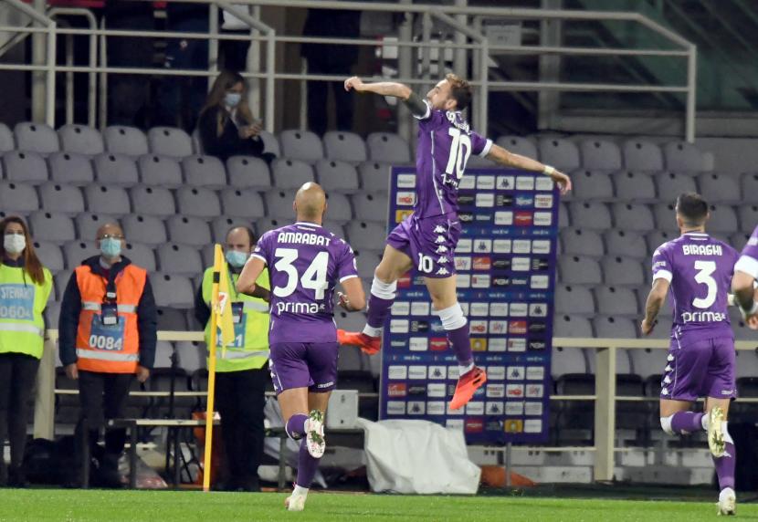 Gelandang Fiorentina Gaetano Castrovilli (tengah) melakukan selebrasi usai mencetak gol.