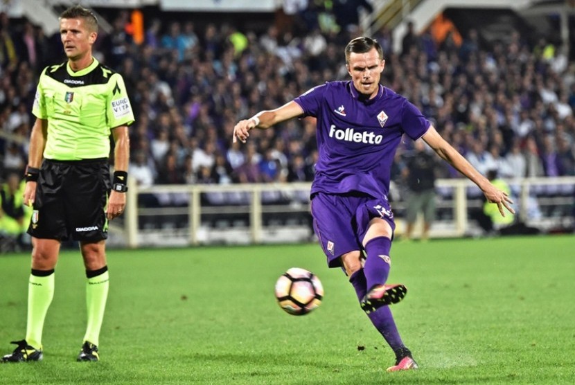 Gelandang Fiorentina Josip Ilicic gagal mengeksekusi penalti ke gawang AC Milan.
