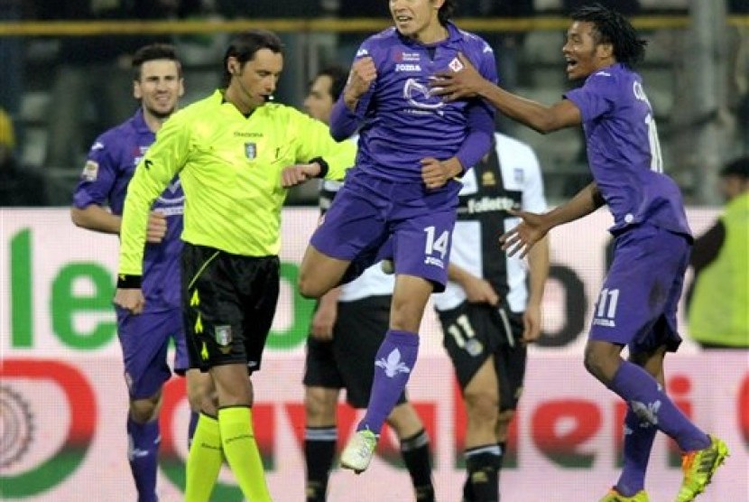 Gelandang Fiorentina Mati Fernandez (tengah) merayakan golnya bersama rekannya, Juan Cuadrado.