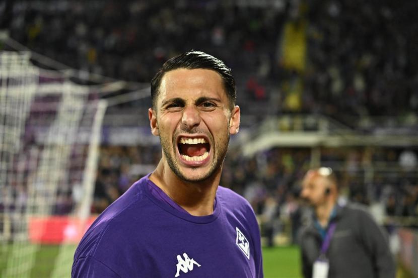 Gelandang Fiorentina Rolando Mandragora berselebrasi setelah timnya memastikan tiket final Coppa Italia dengan mengalahkan Cremonese.