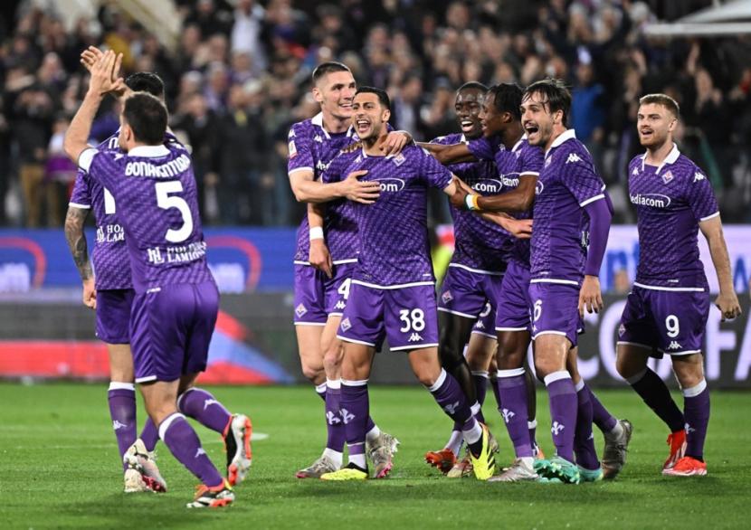 Gelandang Fiorentina Rolando Mandragora (tengah) merayakan golnya ke gawang Atalanta pada semifinal pertama Coppa Italia.