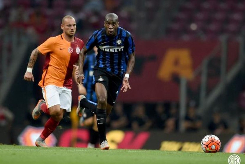 Gelandang Geoffrey Kondogbia berebut bola dengan bintang Galatasaray, Wesley Sneijder.
