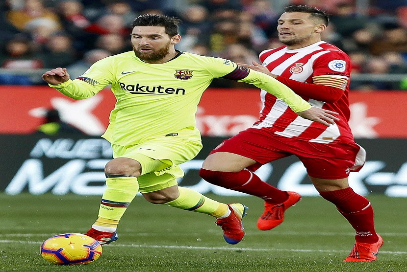  Gelandang Girona Alex Granell membayangi penyerang Barcelona Lionel Messi dalam pertandingan antara Girona FC dan Barcelona