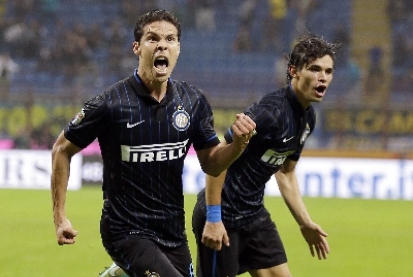 Gelandang Hernanes.