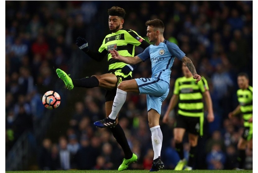 Gelandang Huddersfield Town, Philip Billing (kiri) saat bertanding melawan Manchester City.