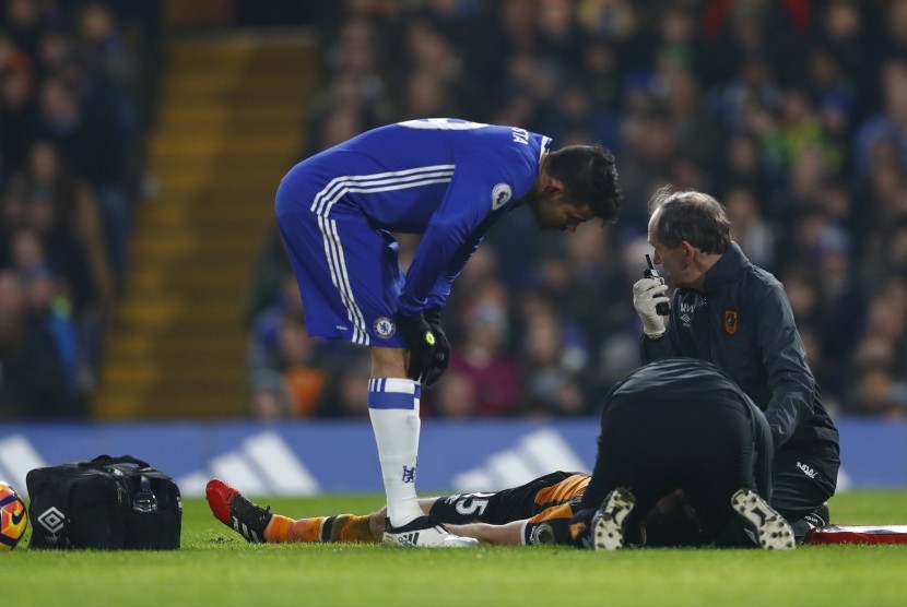 Gelandang Hull City, Ryan Mason tergeletak setelah berbenturan dengan bek Chelsea, Gary Cahill pada laga Liga Primer di Stamford Bridge, Senin (23/1) dini hari WIB. Mason mengalami cedera serius.