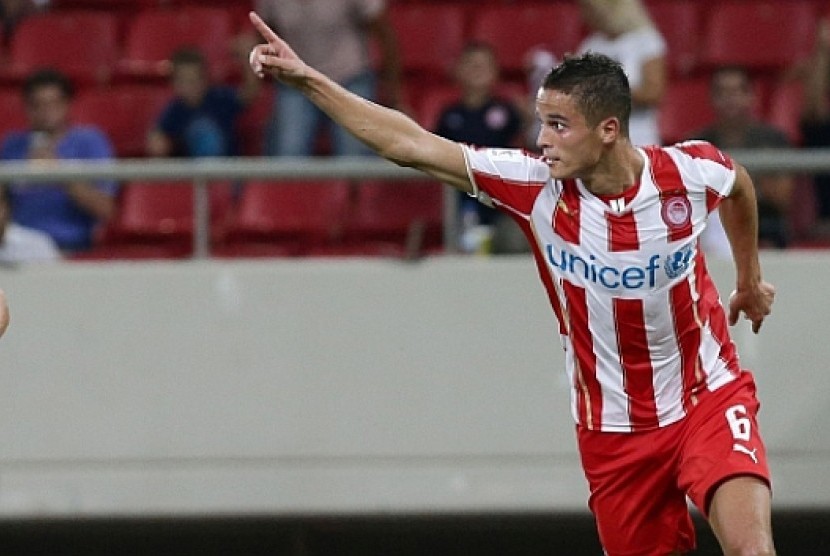 Gelandang Ibrahim Afellay mencetak satu gol ke gawang Atletico Madrid.