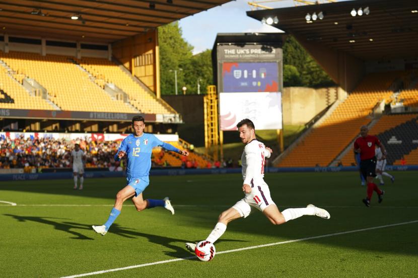Gelandang Inggris Mason Mount (kanan) hendak melepaskan operan saat menghadapi Italia dalam pertandingan UEFA Nations League di Stadion Molineux, Ahad (12/6/2022) dini hari WIB.