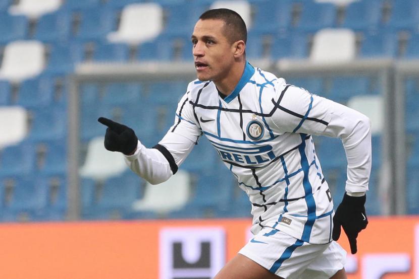 Gelandang Inter, Alexis Sanchez mencetak gol ke gawang Sassuolo.