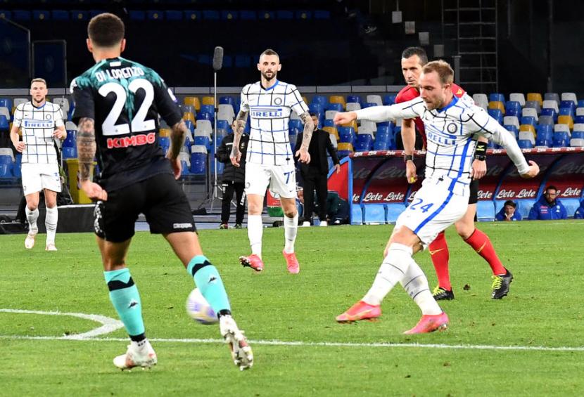 Gelandang Inter, Christian Eriksen mencetak gol penyama kedudukan saat Inter menahan Napoli 1-1.
