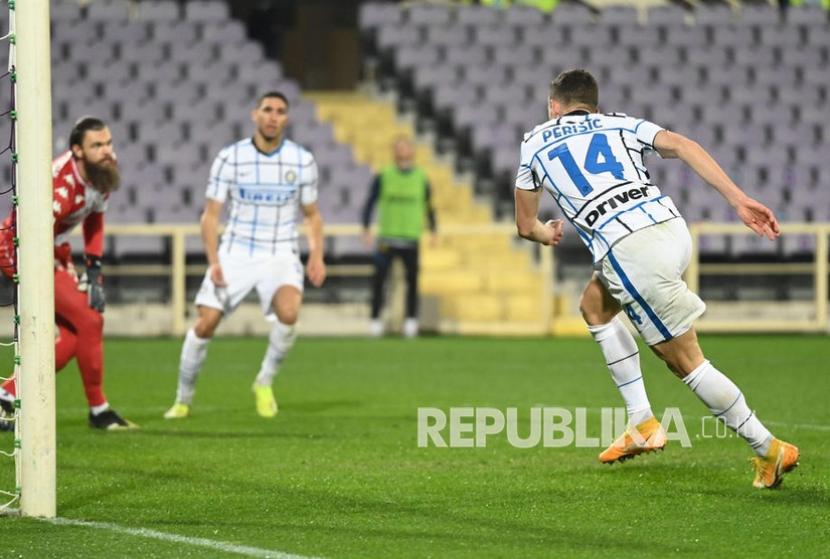  Gelandang Inter Ivan Perisic (kanan) mencetak gol kedua timnya pada pertandingan sepak bola Serie A Italia antara ACF Fiorentina dan FC Inter di stadion Artemio Franchi di Florence, Italia, Sabtu (6/2) dini hari WIB.