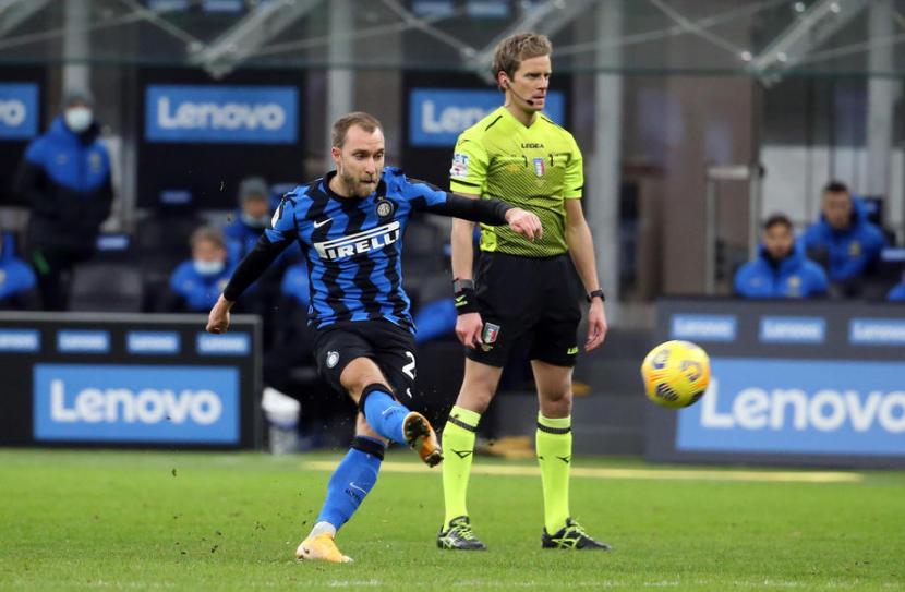 Gelandang Inter Milan Christian Eriksen mencetak gol ke gawang AC Milan dengan tendangan bebas.