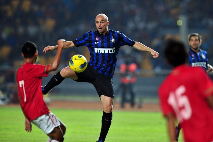   Gelandang Inter Milan Esteban Cambiaso (biru), berusaha melepaskan tendangan dalam laga persahabatan Internazionale Milan Indonesia Tour di Stadion Gelora Bung Karno, Senayan, Jakarta, Sabtu (26/5).(Edwin DWi Putranto/Republika)