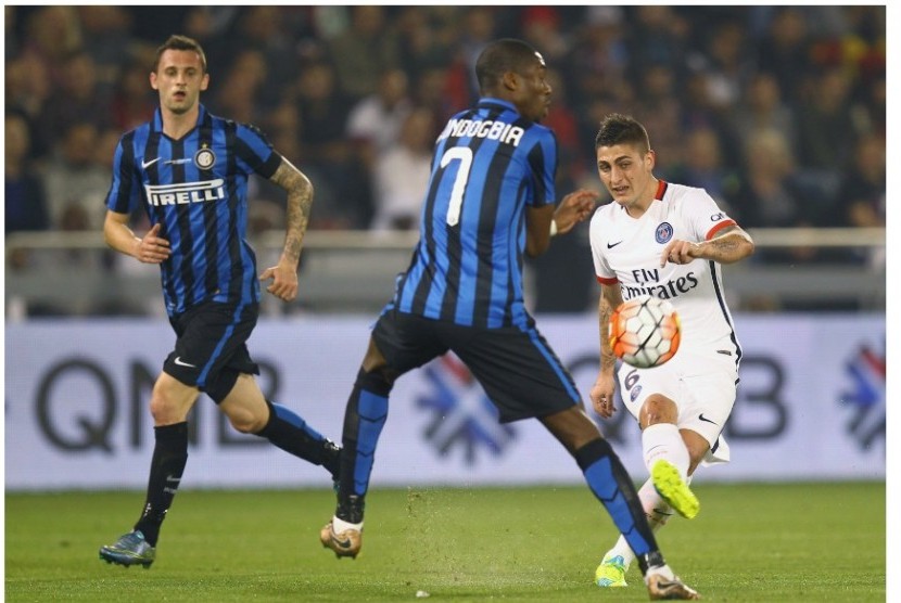 Gelandang Inter Milan Geoffrey Kondogbia menjaga gelandang PSG Marco Verratti.