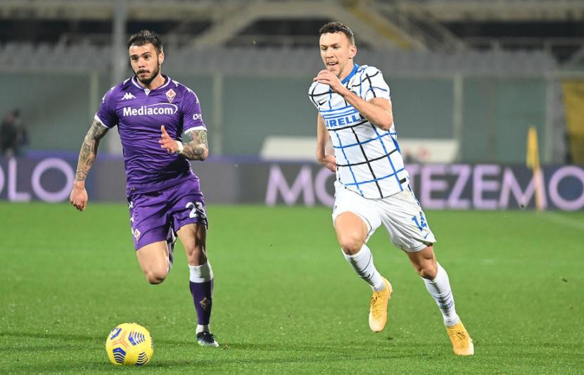 Gelandang Inter Milan Ivan Perisic beraksi saat melawan Fiorentina. Perisic menyumbang satu gol dalam kemenangan Inter 2-0.
