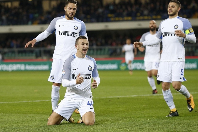 Gelandang Inter Milan Ivan Perisic (berlutut) merayakan gol kemenangan timnya yang dicetaknya ke gawang Verona. Inter mengalahkan Verona 2-1 dalam lanjutan Serie A, Selasa (31/10) dini hari WIB.