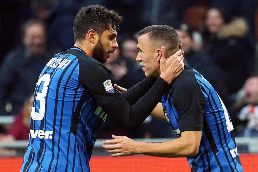 Gelandang Inter Milan (kanan) merayakan bersama rekan setimnya Andrea Ranocchia (kiri) setelah mencetak gol pembuka ke gawang AC Chievo Verona di Stadion Giuseppe Meazza, Milan, Italia, Ahad (3/12). 