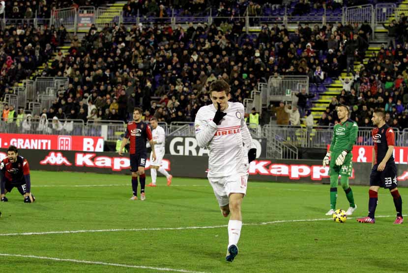 Gelandang Inter Milan, Mateo Kovacic, melakukan selebrasi gol usai menjebol gawang Cagliari Calcio dalam laga Serie A Italia di Sant Elia, Cagliari, Senin (23/2). 