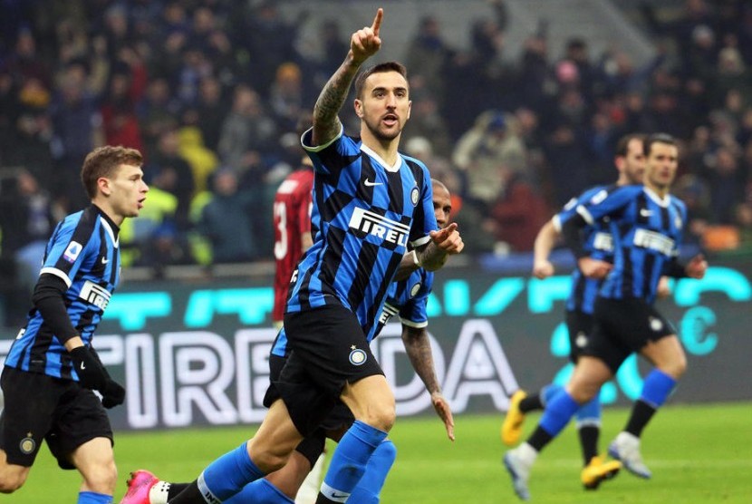 Gelandang Inter Milan Matias Vecino merayakan gol ke gawang AC Milan pada laga Derby della Madonnina. Inter mengalahkan Milan 4-2 setelah sempat tertinggal 0-2 pada babak pertama. 