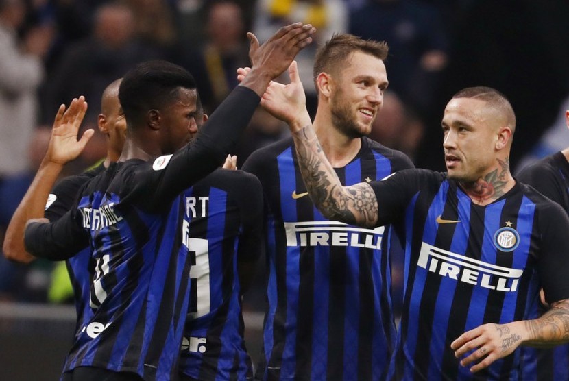 Gelandang Inter Milan, Radja Nainggolan (kanan) merayakan gol kelima Inter ke gawang Genoa bersama rekan setimnya pada laga Serie A di Giuseppe Meazza, Ahad (4/11) dini hari WIB.