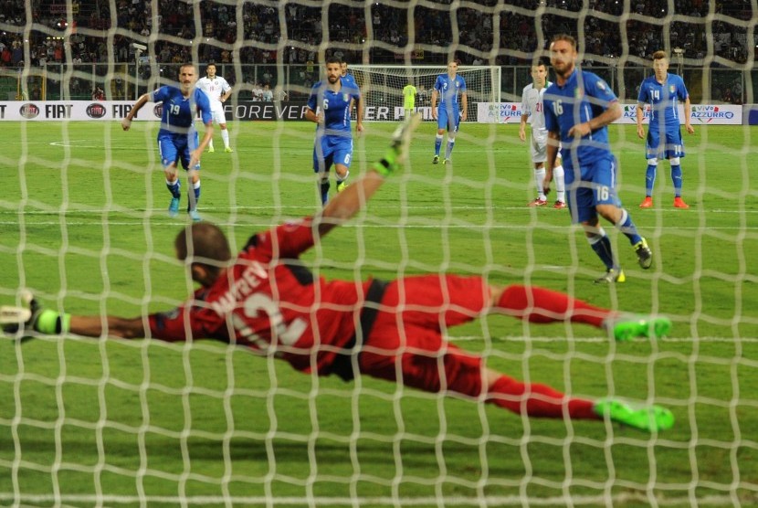 Gelandang Italia Daniele De Rossi mencetak gol melalui titik putih penalti saat melawan Bulgaria pada laga kualifikasi Piala Eropa Group H di Renzo Barbera Stadium, Palermo, Italia, 6 September 2015.