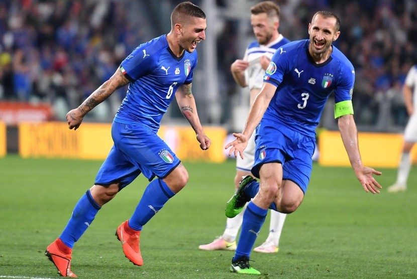 Gelandang Italia Marco Verratti (kiri) merayakan gol kemenangan timnya yang dicetaknya saat menghadapi Bosnia pada kualifikasi Piala Eropa 2020.