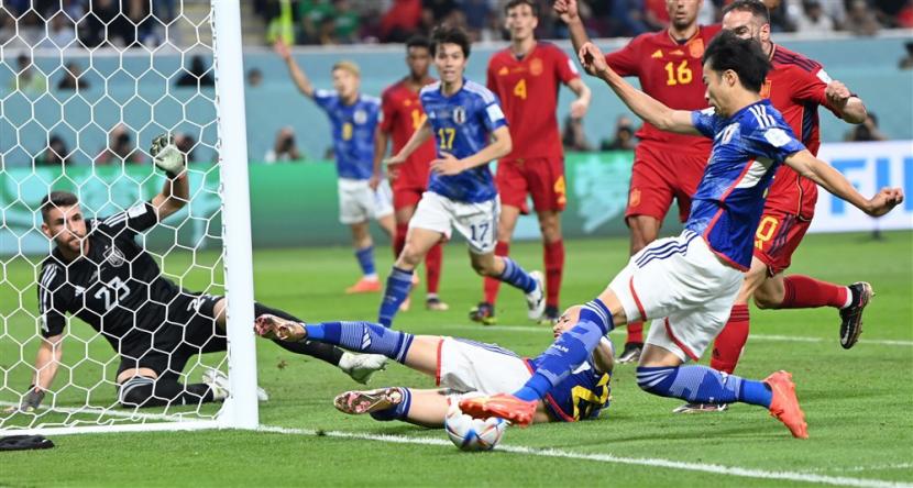 Gelandang Jepang Kaoru Mitoma sebelum melepaskan umpan yang menjadi gol kemenangan timnya atas Spanyol 2-1 pada laga Grup E Piala Dunia 2022.