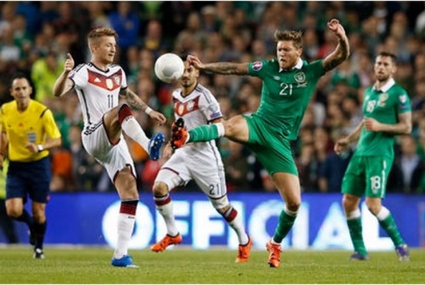 Gelandang Jerman Marco Reus (kiri) berebut bola dengan pemain Irlandia Jeff Hendrick