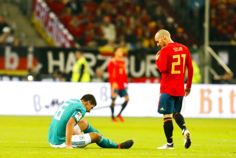 Gelandang Jerman, Sami Khedira terlihat kesakitan saat laga persahabatan lawan Spanyol di Espirit Arena, Dusseldorf, Sabtu (24/3) dini hari WIB. Laga berakhir imbang 1-1.