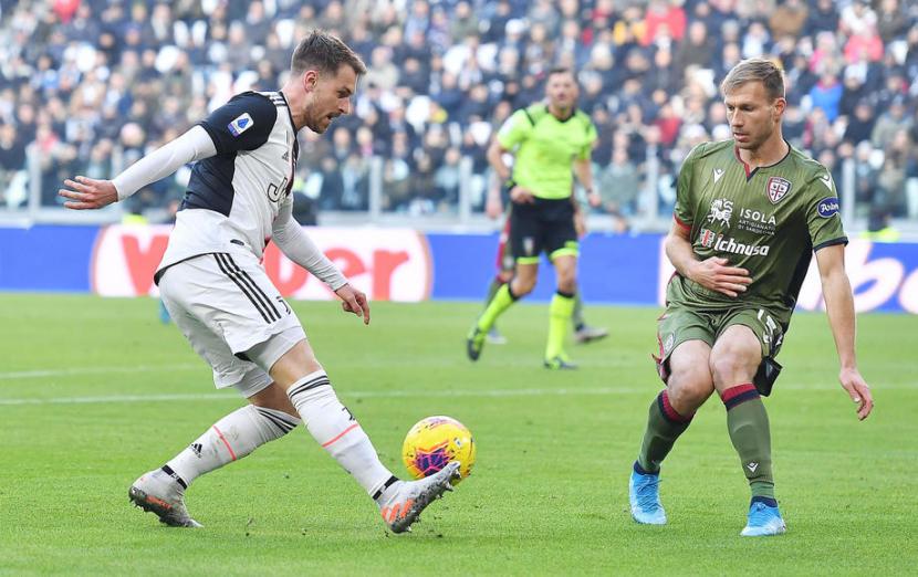 Gelandang Juventus, Aaron Ramsey (kiri).