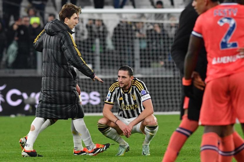 Gelandang Juventus Adrien Rabiot (tengah) menunjukkan kecewaan setelah timnya dikalahkan Udinese dalam pertandingan Serie A Liga Italia di Turin, Selasa (13/2/2024) dini hari WIB. 