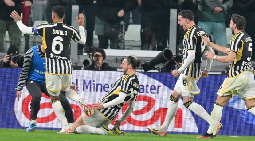 Gelandang Juventus Adrien Rabiot (tengah) merayakan golnya ke gawang AS Roma dalam lanjutan Serie A Liga Italia.