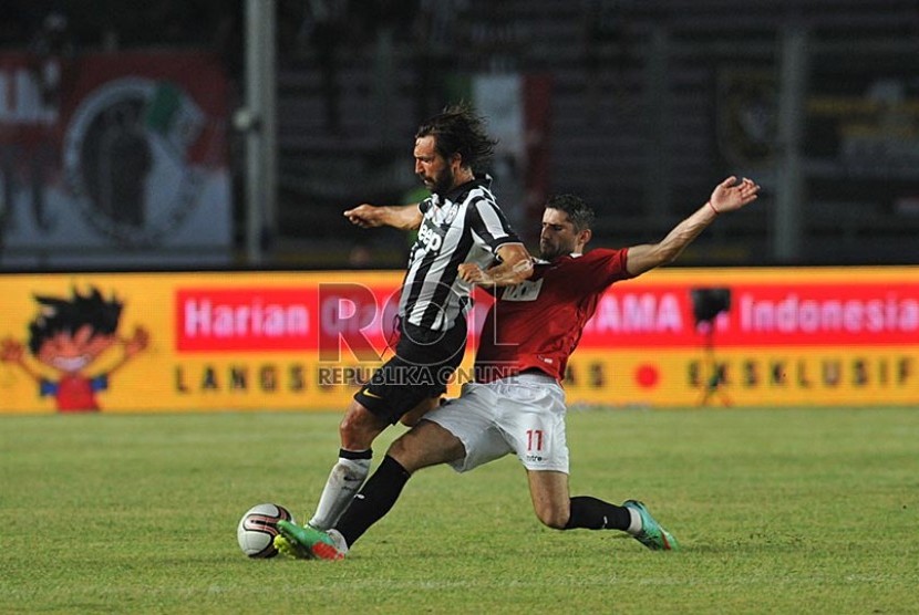 Gelandang Juventus Andrea Pirlo saat laga Juventus VS ISL Star di Stadion GBK, Jakarta, Rabu (6/8).