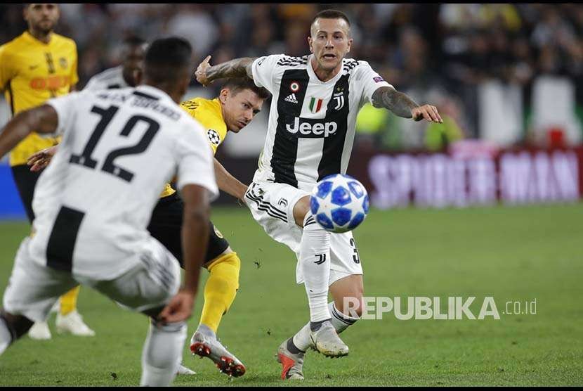 Gelandang Juventus Federico Bernardeschi mengejar bola pada pertandingan Grup H Liga Champions di Stadion Allianz, Turin, beberapa waktu lalu.