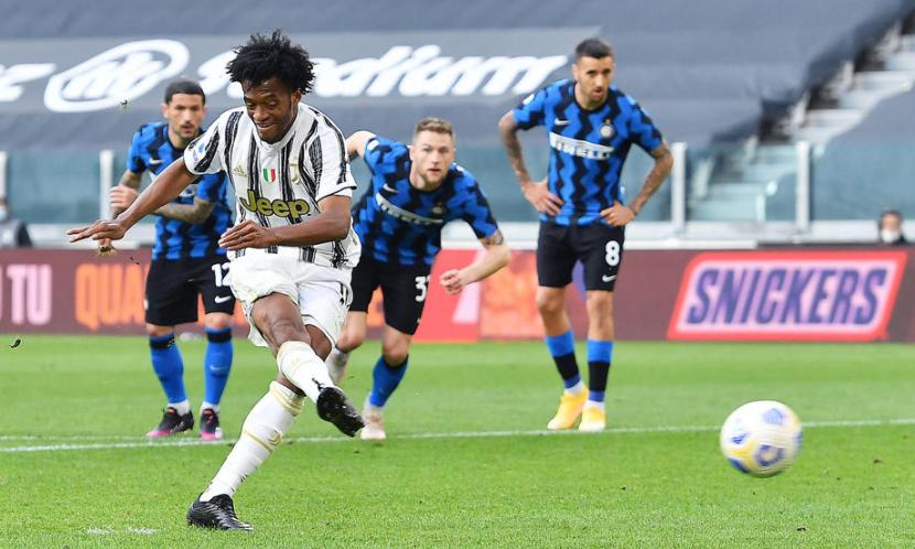 Gelandang Juventus Juan Cuadrado mengambil eksekusi penalti saat melawan Inter Milan.