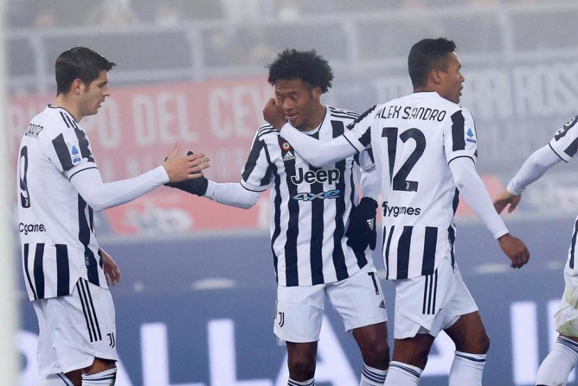 Gelandang Juventus, Juan Cuadrado (tengah) merayakan gol ke gawang Bologna pada laga lanjuta Serie A di Renato Dall