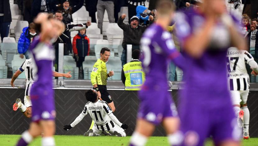 Gelandang Juventus, Juan Cuadrado (tengah) merayakan golnya ke gawang Fiorentina pada laga lanjutan Serie A di Stadion Allianz, Turin, Ahad (7/11) dini hari WIB. Juventus menang 1-0. 