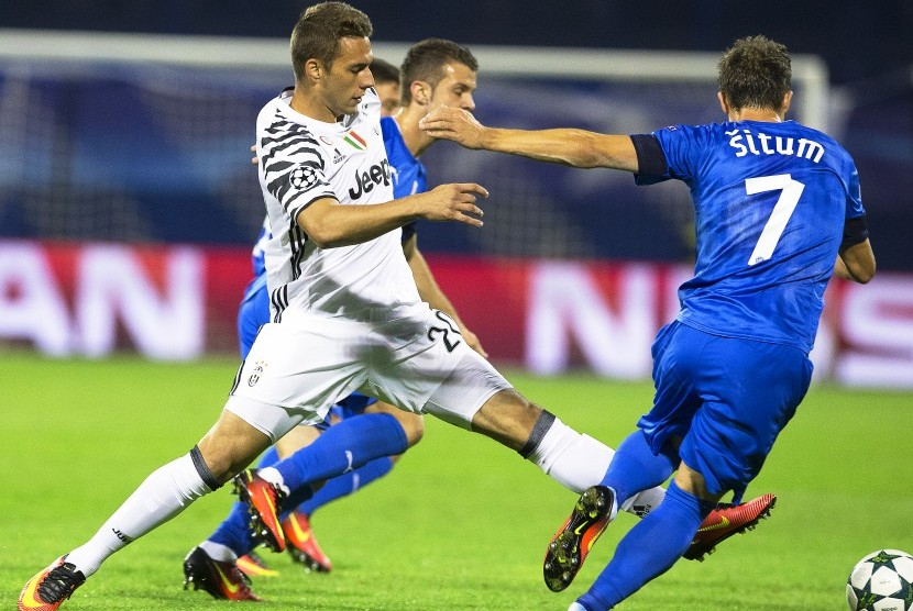 Gelandang Juventus, Marko Pjaca (kiri) pada laga Liga Champions lawan Dinamo Zagreb di Zagreb, Kroasia, 27 September 2016. Tim medis Juventus mengumumkan Pjaca absen tiga pekan akibat cedera fibula kiri.