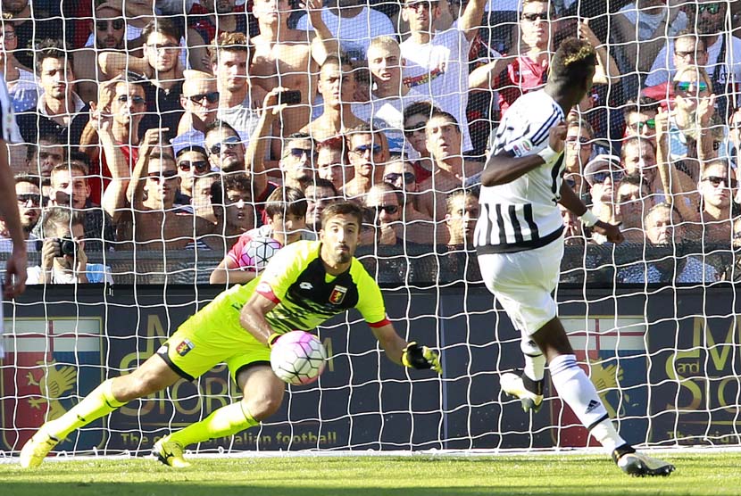 Gelandang Juventus, Paul Pogba (kanan), mencetak gol penalti saat menghadapi Genoa dalam laga Serie A Italia di Stadion Luigi Ferraris, Italia, Ahad (20/9). 