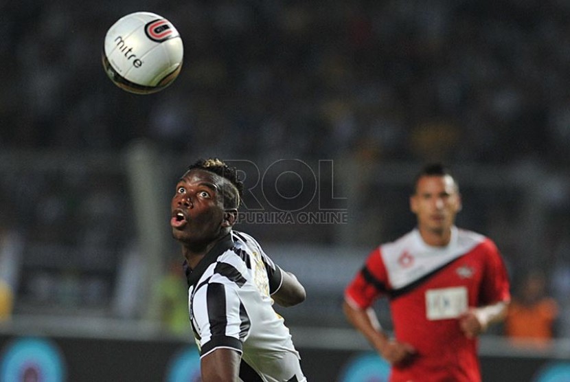 Gelandang Juventus, Paul Pogba menyundul bola dalam pertandingan persahabatan melawan ISL All Stars di Stadion GBK, Rabu (6/8)