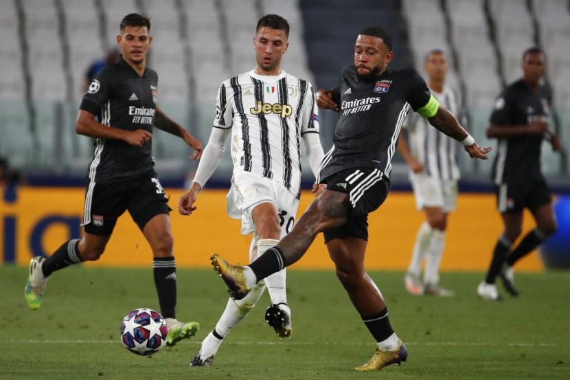 Gelandang Juventus Rodrigo Bentancur (kedua kiri) berebut bola dengan penyerang Olympique Lyon Memphis Depay.